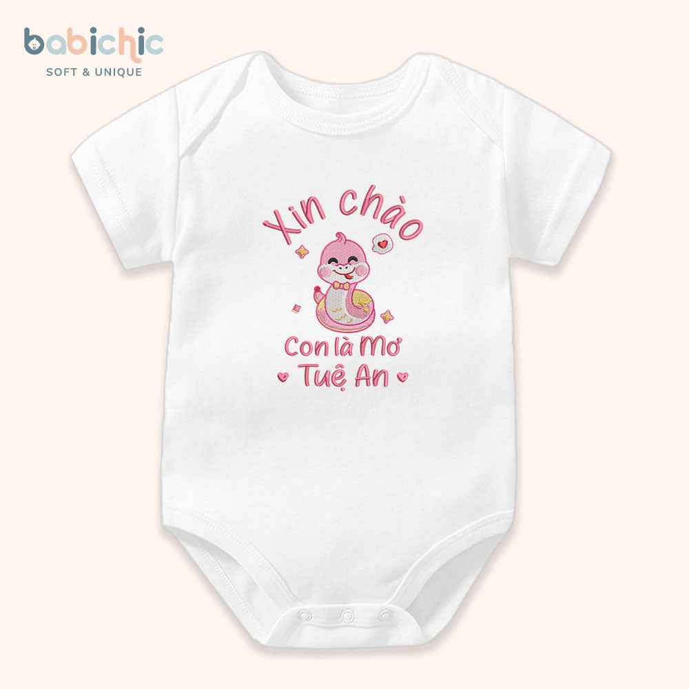 Bodysuit đầy tháng bé gái cá nhân hóa thêu tên – Mẫu “Con là Mơ – Tuệ An”, hình rắn cute, chỉ hồng