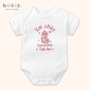 Bodysuit đầy tháng bé gái cá nhân hóa thêu tên – Mẫu “Con là Mơ – Tuệ An”, hình rắn cute, chỉ hồng