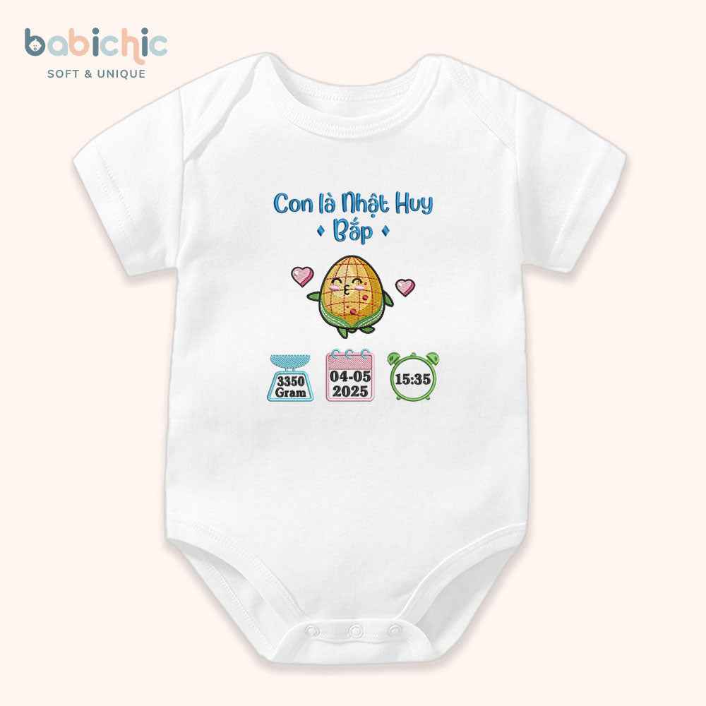 Set đồ lễ đầy tháng cho bé trai – Thêu tên “Con là Nhật Huy – Bắp”, hình bắp ngô dễ thương