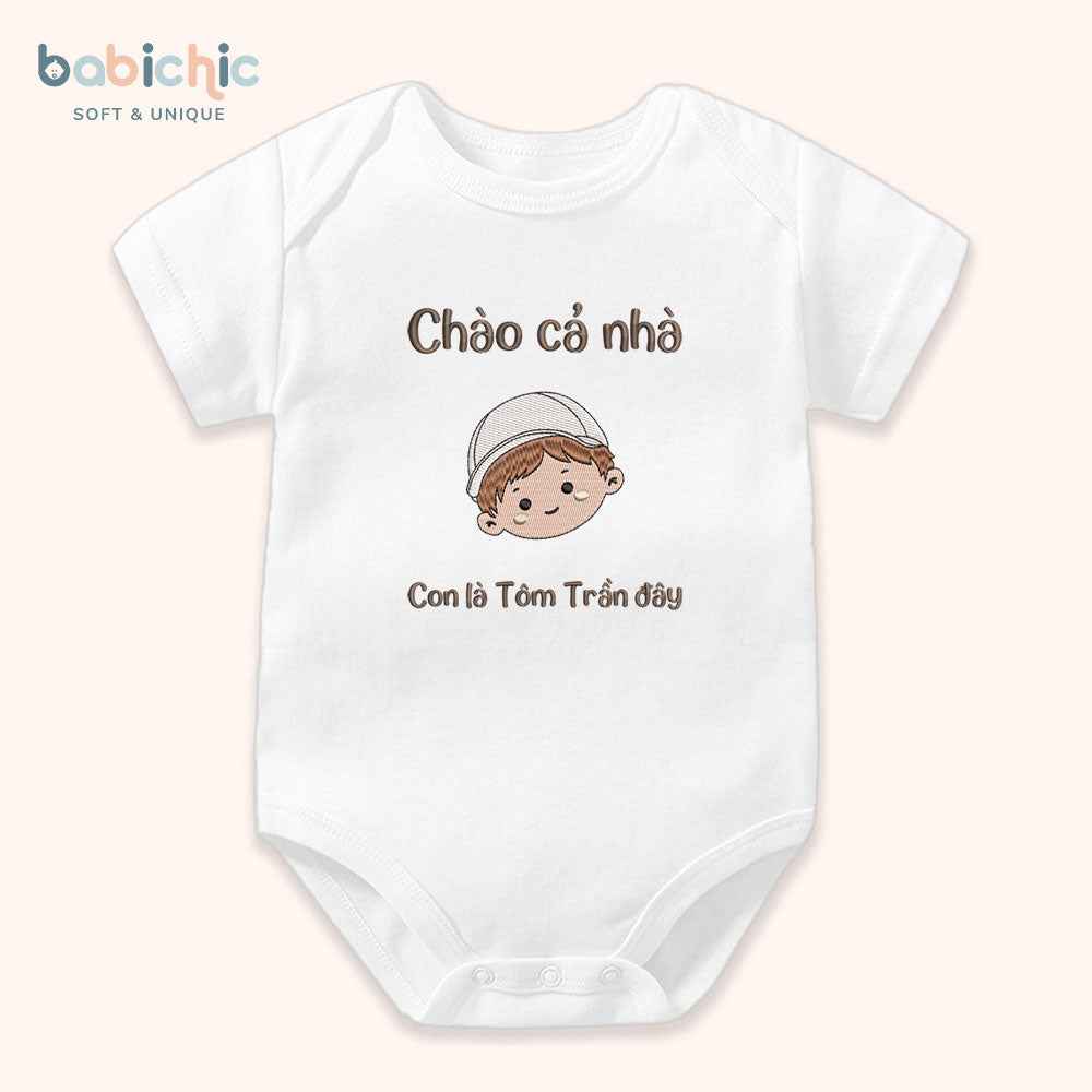 Bodysuit sơ sinh cho bé trai – Thêu tên “Con là Tôm Trần đây”, hình bé trai ngộ nghĩnh, chỉ nâu – Quà đầy tháng cá nhân hóa