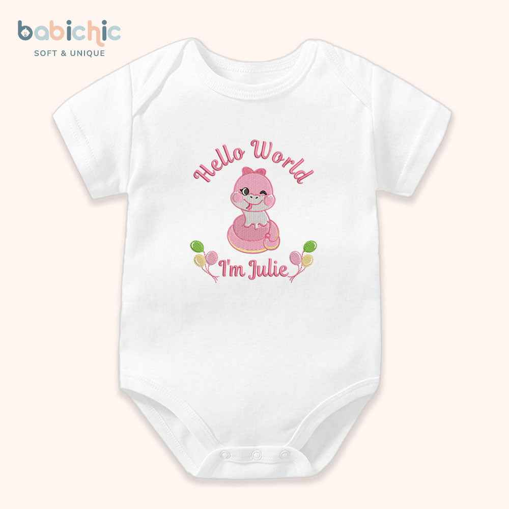 Set quà đầy tháng bé gái cá nhân hóa thêu tên riêng – Bodysuit “I’m Julie”, hình rắn hồng cute