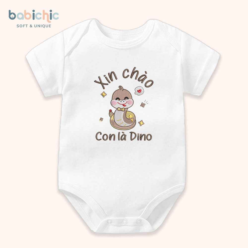 Set đồ sơ sinh cá nhân hóa cho bé trai – Bodysuit thêu tên “Con là Dino”, hình rắn dễ thương