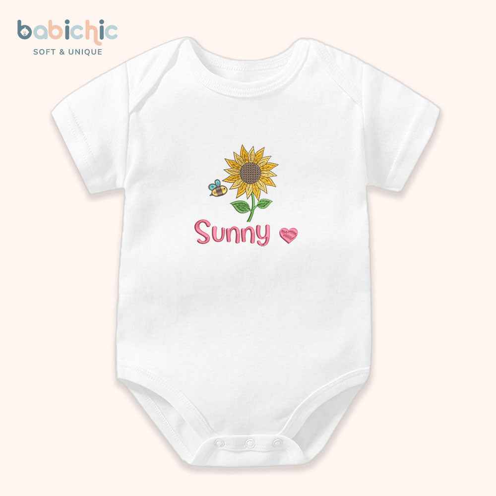 Set đồ đầy tháng bé gái thêu tên cá nhân hóa dễ thương – Bodysuit “Sunny” hoa hướng dương