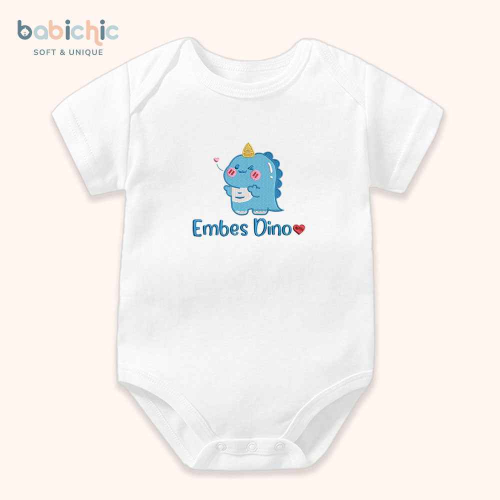Set đồ sơ sinh thêu tên “Dino” – Chủ đề khủng long xanh dương, quà đầy tháng bé trai đáng yêu