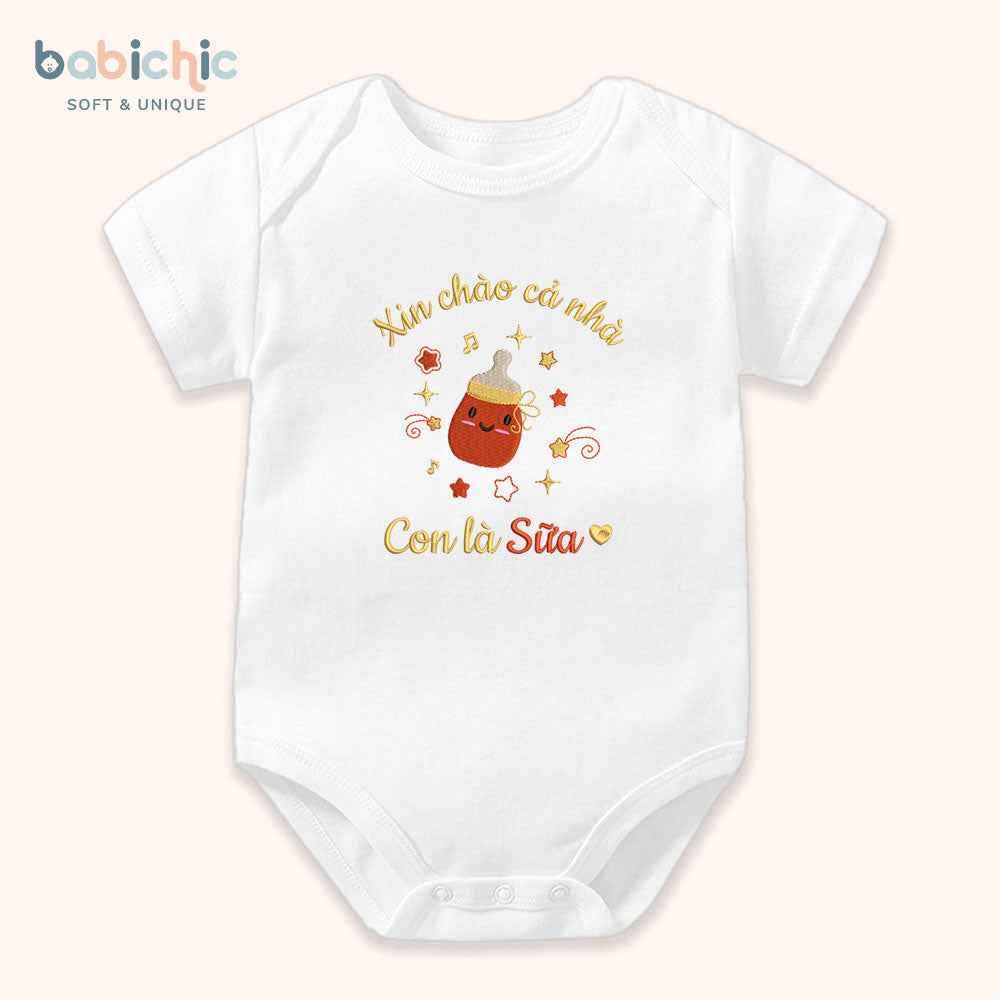Set đồ đầy tháng cho bé gái thêu tên theo yêu cầu – Mẫu “Con là Sữa” hình bình sữa ngộ nghĩnh