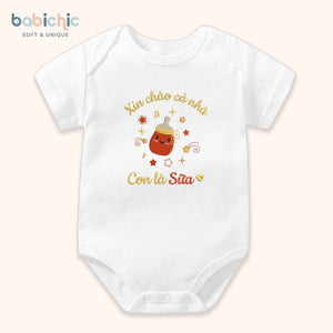 Set đồ đầy tháng cho bé gái thêu tên theo yêu cầu – Mẫu “Con là Sữa” hình bình sữa ngộ nghĩnh