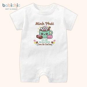 Quà tặng đầy tháng cá nhân hóa cho bé trai – Bodysuit thêu tên “Con là Cacao”, hình ly cacao cute