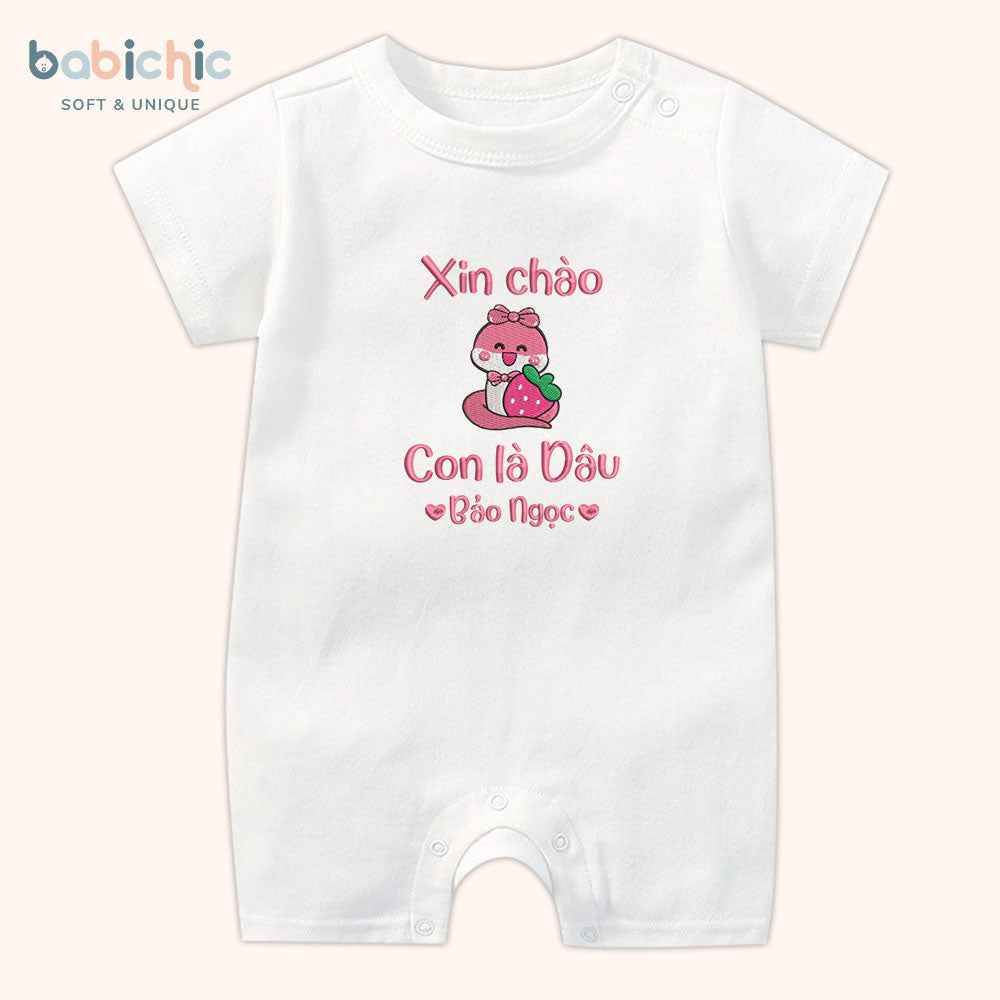Set quà đầy tháng bé gái thêu tên riêng siêu dễ thương – Mẫu “Con là Dâu – Bảo Ngọc”, hình rắn ôm trái dâu