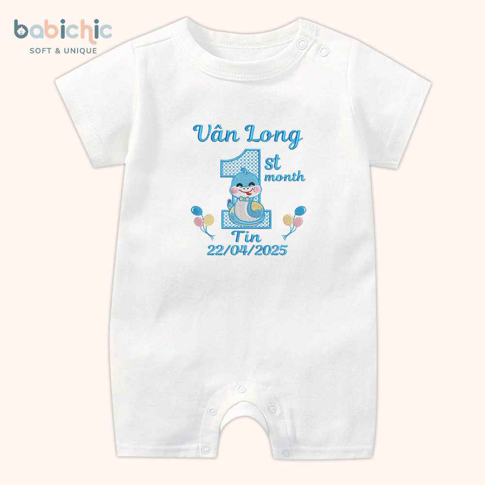 Set quà đầy tháng cá nhân hóa cho bé trai – Bodysuit thêu tên “Vân Long – Tin”, hình rắn 1st month