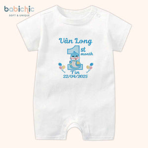 Set quà đầy tháng cá nhân hóa cho bé trai – Bodysuit thêu tên “Vân Long – Tin”, hình rắn 1st month