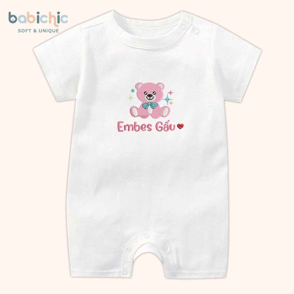 Set quà đầy tháng bé gái cá nhân hóa hình gấu – Mẫu “Embes Gấu”, thêu gấu bông hồng siêu cưng