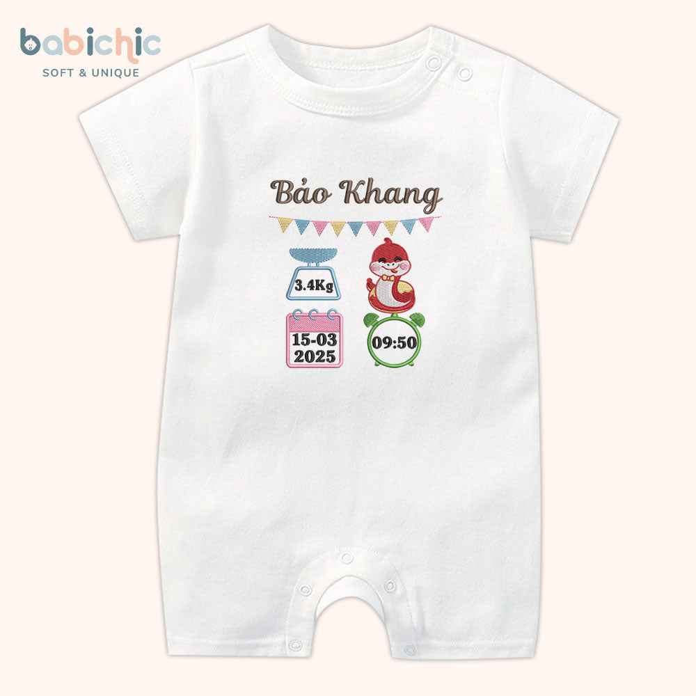 Set quà đầy tháng cho bé trai sơ sinh – Bodysuit thêu tên “Bảo Khang”, hình rắn & thông số sinh