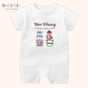 Set quà đầy tháng cho bé trai sơ sinh – Bodysuit thêu tên “Bảo Khang”, hình rắn & thông số sinh