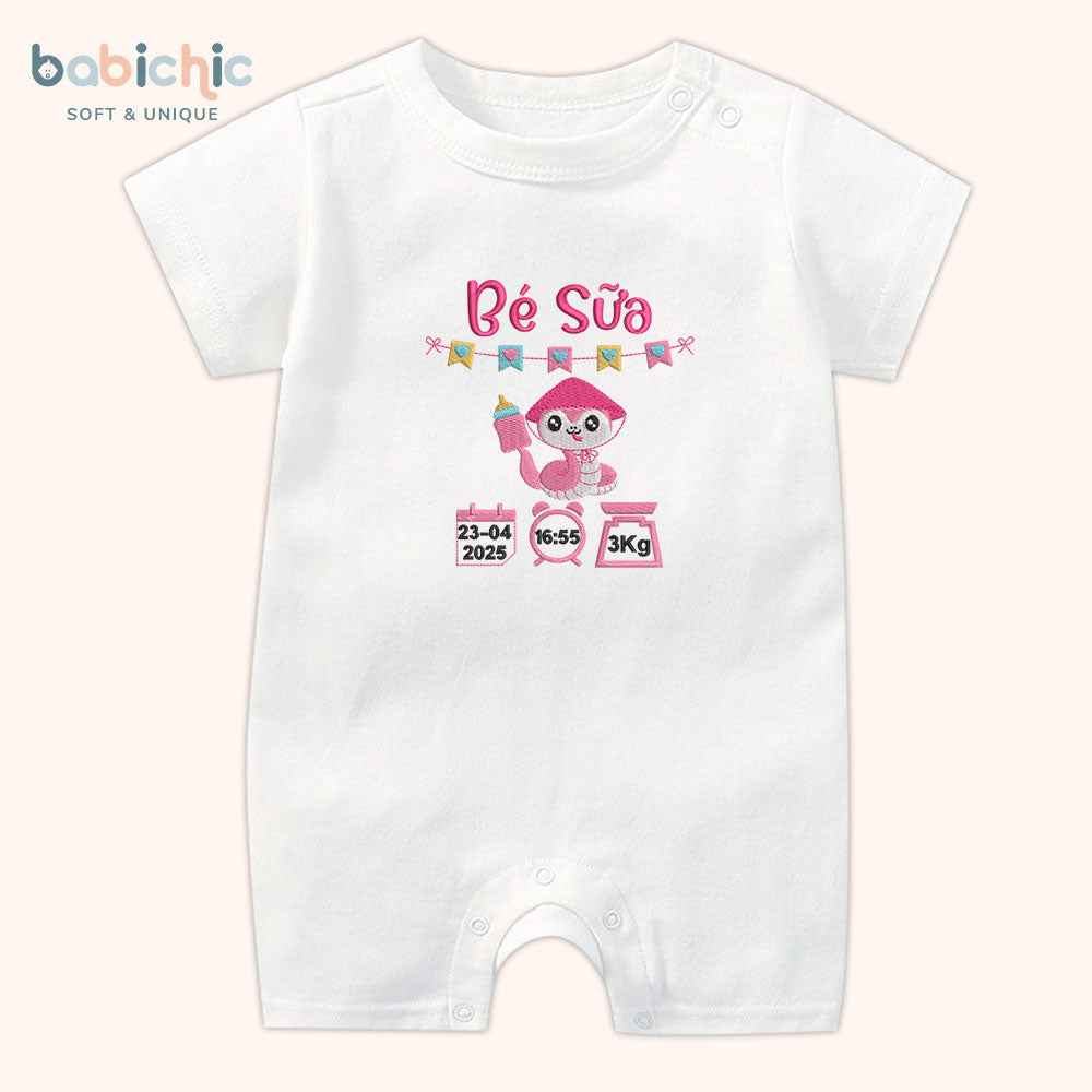 Set đồ đầy tháng bé gái thêu tên & thông số sinh cá nhân hóa – Mẫu “Bé Sữa”, hình rắn hồng siêu dễ thương
