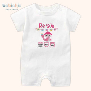 Set đồ đầy tháng bé gái thêu tên & thông số sinh cá nhân hóa – Mẫu “Bé Sữa”, hình rắn hồng siêu dễ thương