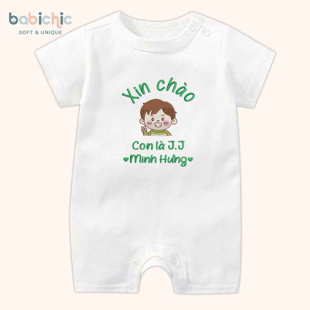 Set đồ sơ sinh đầy tháng cá nhân hóa cho bé trai – Thêu tên “Con là J.J”, hình bé trai cute