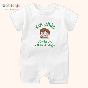 Set đồ sơ sinh đầy tháng cá nhân hóa cho bé trai – Thêu tên “Con là J.J”, hình bé trai cute