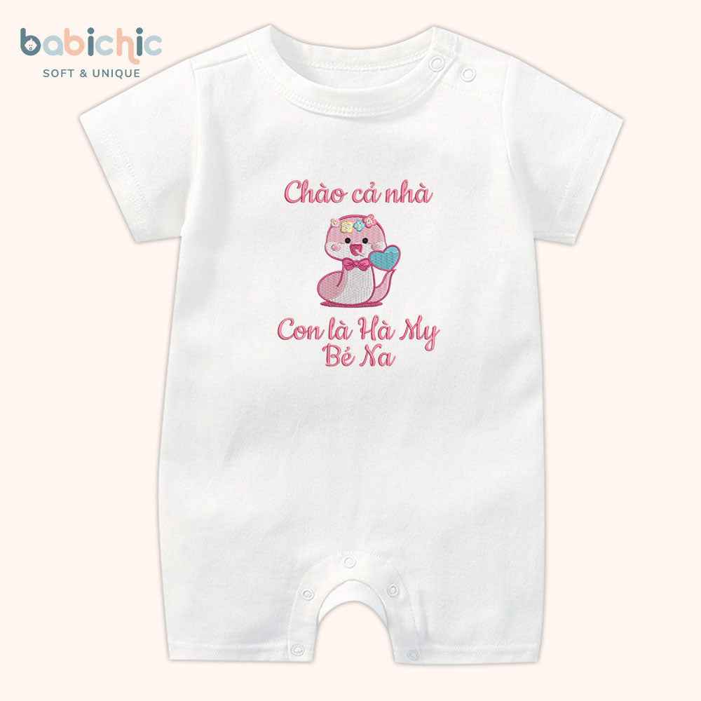 Set quà đầy tháng bé gái cá nhân hóa thêu tên riêng – Mẫu “Con là Hà My – Bé Na”, hình rắn hồng cute