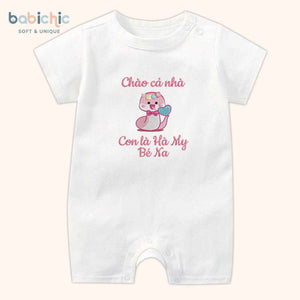Set quà đầy tháng bé gái cá nhân hóa thêu tên riêng – Mẫu “Con là Hà My – Bé Na”, hình rắn hồng cute