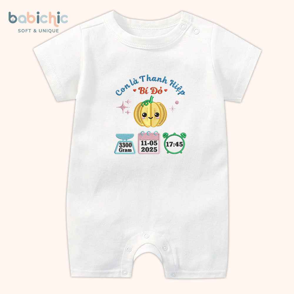 Set quà đầy tháng bé trai cá nhân hóa – Bodysuit thêu tên “Thanh Hiệp – Bí Đỏ”, hình trái bí & thông số sinh