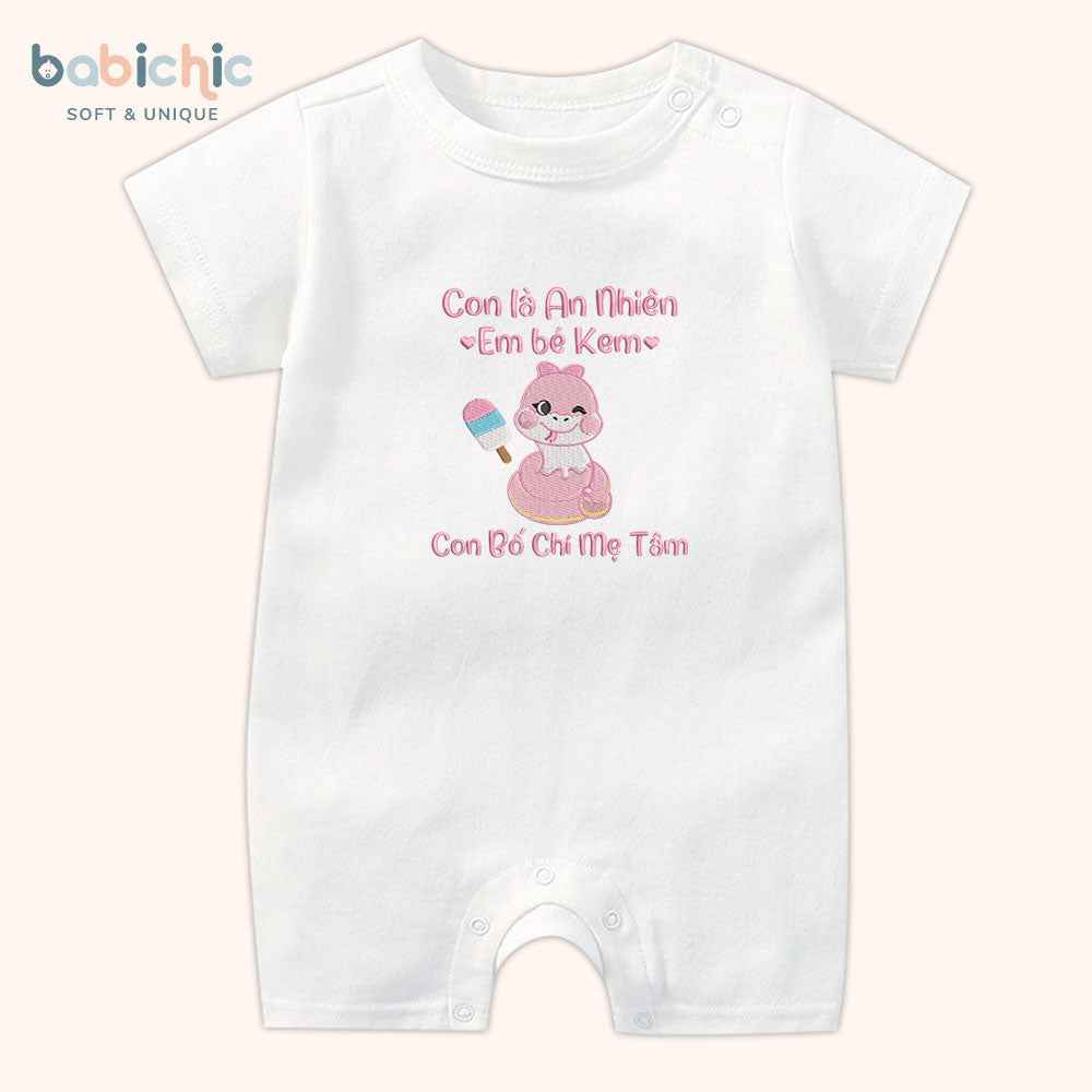 Set quà đầy tháng bé gái thêu tên riêng hình dễ thương – Mẫu “Em bé Kem – An Nhiên”, thêu rắn hồng & cây kem