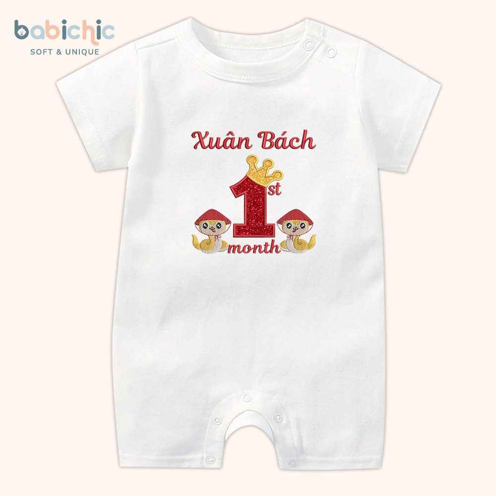 Quà đầy tháng bé trai sơ sinh cá nhân hóa – Bodysuit thêu tên “Xuân Bách”, hình rắn & 1st month