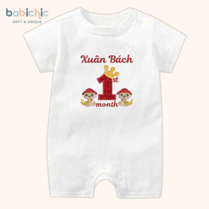 Quà đầy tháng bé trai sơ sinh cá nhân hóa – Bodysuit thêu tên “Xuân Bách”, hình rắn & 1st month