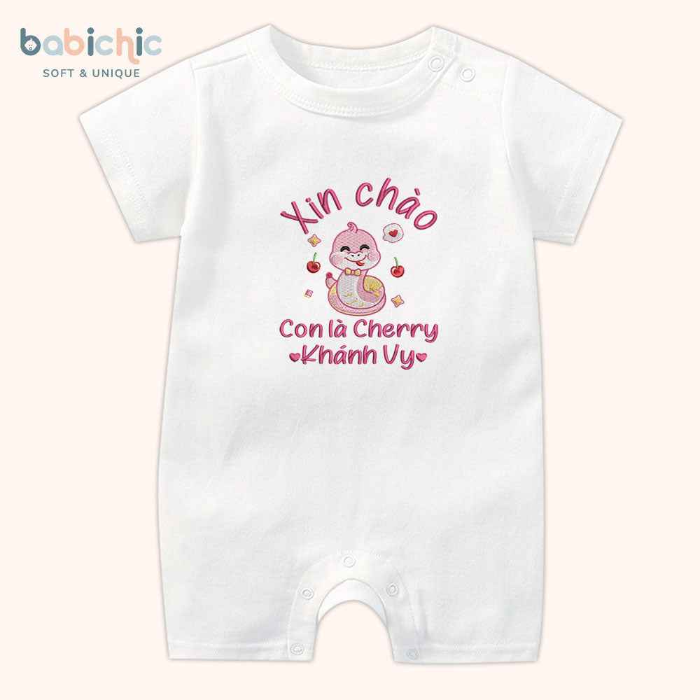 Set quà đầy tháng bé gái cá nhân hóa hình trái cây dễ thương – Mẫu “Cherry – Khánh Vy” thêu rắn hồng & quả cherry