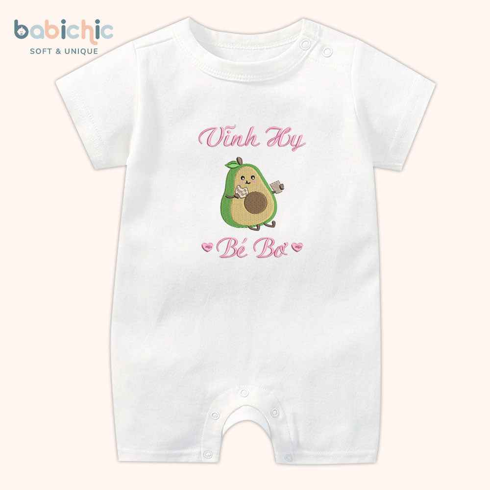 Set đồ đầy tháng bé gái thêu tên & hình trái cây cá nhân hóa – Mẫu “Vĩnh Hy – Bé Bơ”, họa tiết quả bơ siêu dễ thương