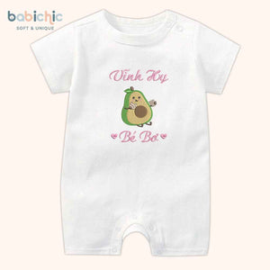 Set đồ đầy tháng bé gái thêu tên & hình trái cây cá nhân hóa – Mẫu “Vĩnh Hy – Bé Bơ”, họa tiết quả bơ siêu dễ thương