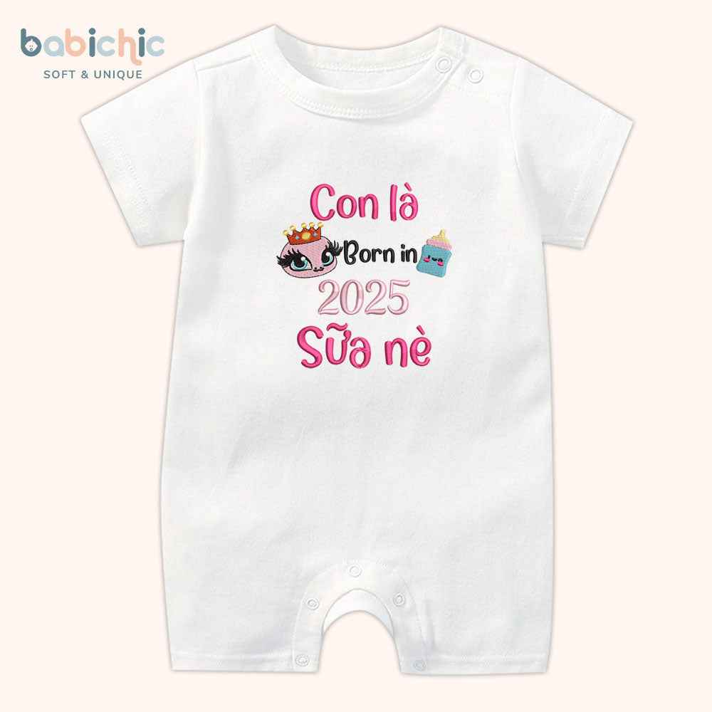 Set quà đầy tháng bé gái cá nhân hóa hiện đại & đáng yêu – Mẫu “Sữa Nè – Born in 2025”, hình bình sữa đội vương miện