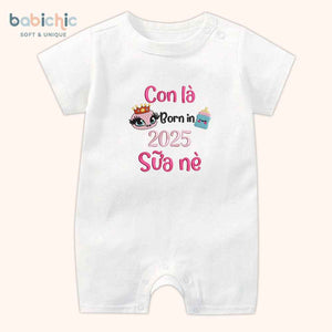 Set quà đầy tháng bé gái cá nhân hóa hiện đại & đáng yêu – Mẫu “Sữa Nè – Born in 2025”, hình bình sữa đội vương miện