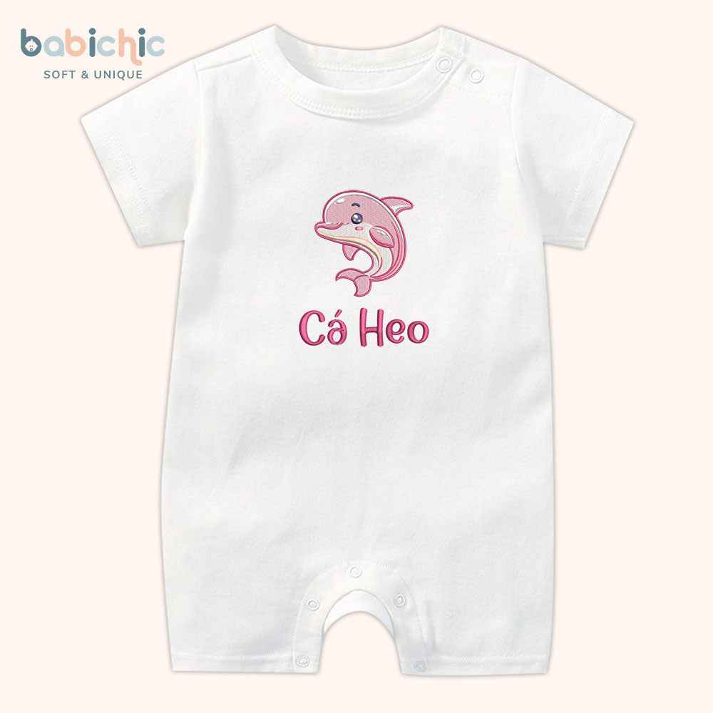 Set quà đầy tháng bé gái thêu hình động vật dễ thương – Mẫu “Cá Heo Hồng” tone pastel
