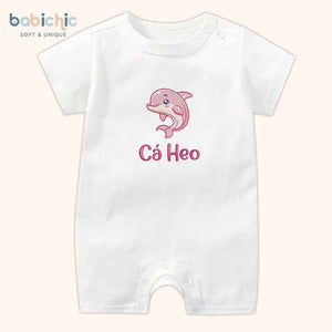 Set quà đầy tháng bé gái thêu hình động vật dễ thương – Mẫu “Cá Heo Hồng” tone pastel