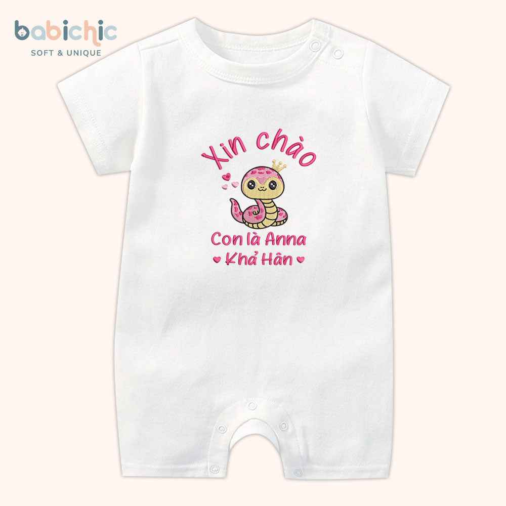 Set quà đầy tháng cá nhân hóa cho bé gái – Thêu tên Anna Khả Hân & hình rắn hồng