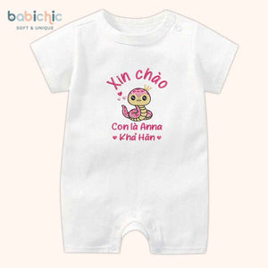 Set quà đầy tháng cá nhân hóa cho bé gái – Thêu tên Anna Khả Hân & hình rắn hồng