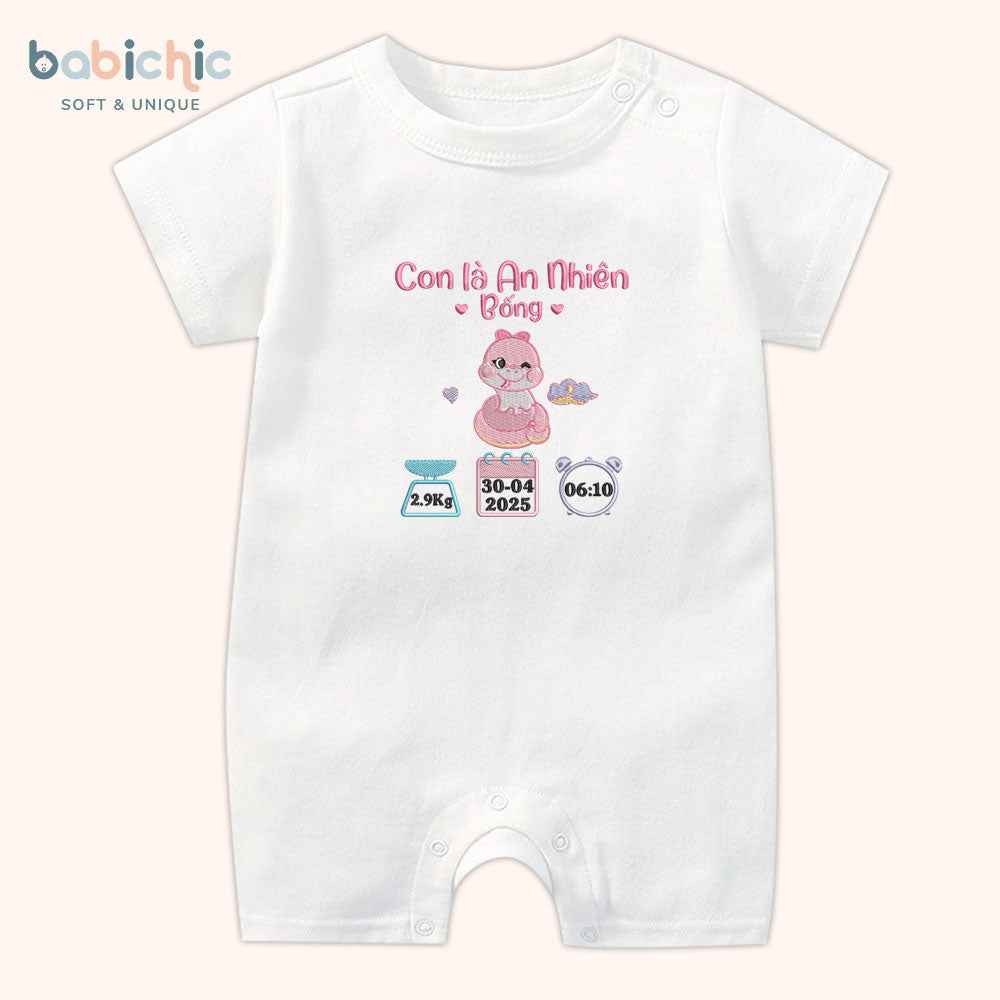 Set quà đầy tháng bé gái cá nhân hóa – Thêu tên An Nhiên & hình rắn hồng