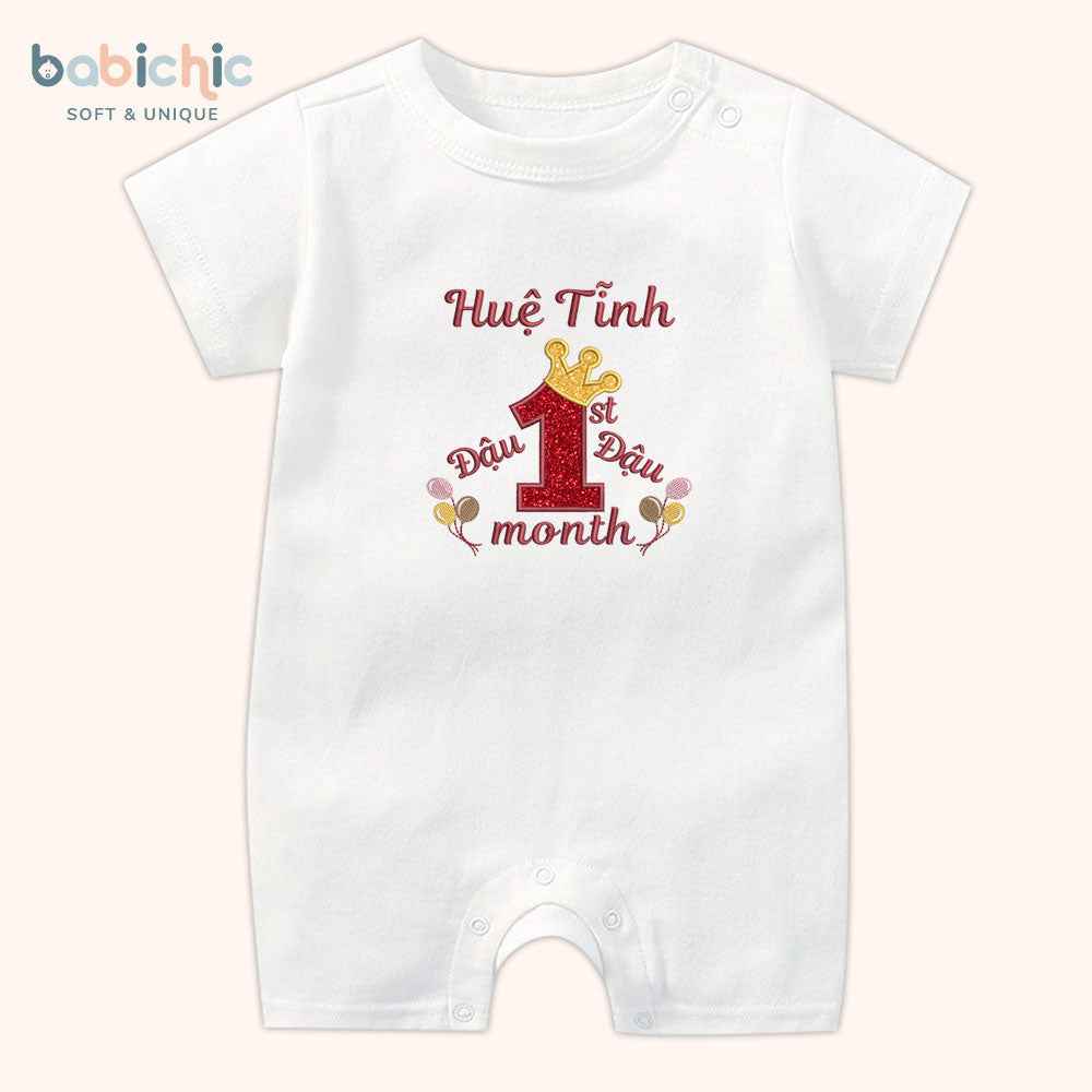 Set đồ sơ sinh đầy tháng bé gái – Thêu tên Đậu & dòng chữ 1st Month