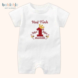Set đồ sơ sinh đầy tháng bé gái – Thêu tên Đậu & dòng chữ 1st Month