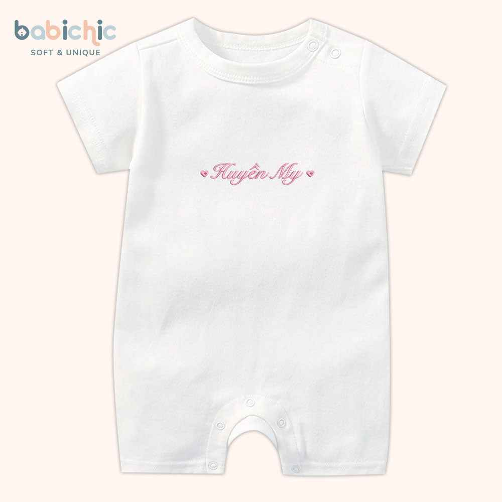 Set đồ sơ sinh thêu tên bé Huyền My – tone hồng pastel dễ thương cho lễ đầy tháng