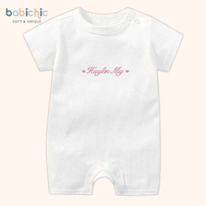 Set đồ sơ sinh thêu tên bé Huyền My – tone hồng pastel dễ thương cho lễ đầy tháng
