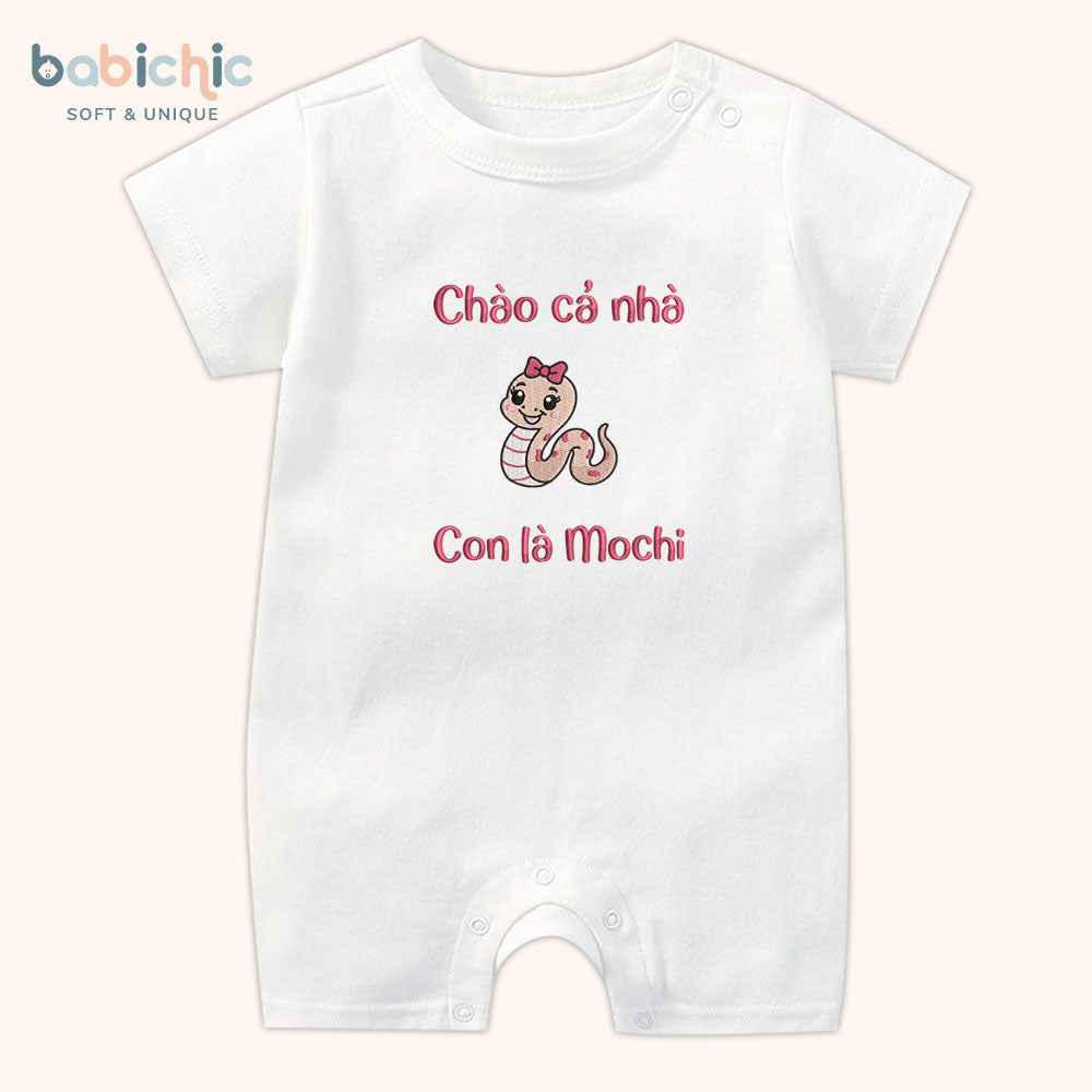 Set quần áo đầy tháng bé gái thêu tên “Mochi” – hình rắn hồng siêu dễ thương, thiết kế riêng cho bé yêu