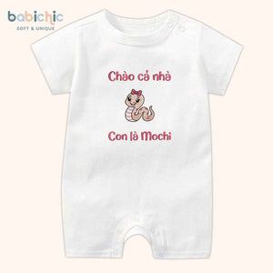 Set quần áo đầy tháng bé gái thêu tên “Mochi” – hình rắn hồng siêu dễ thương, thiết kế riêng cho bé yêu