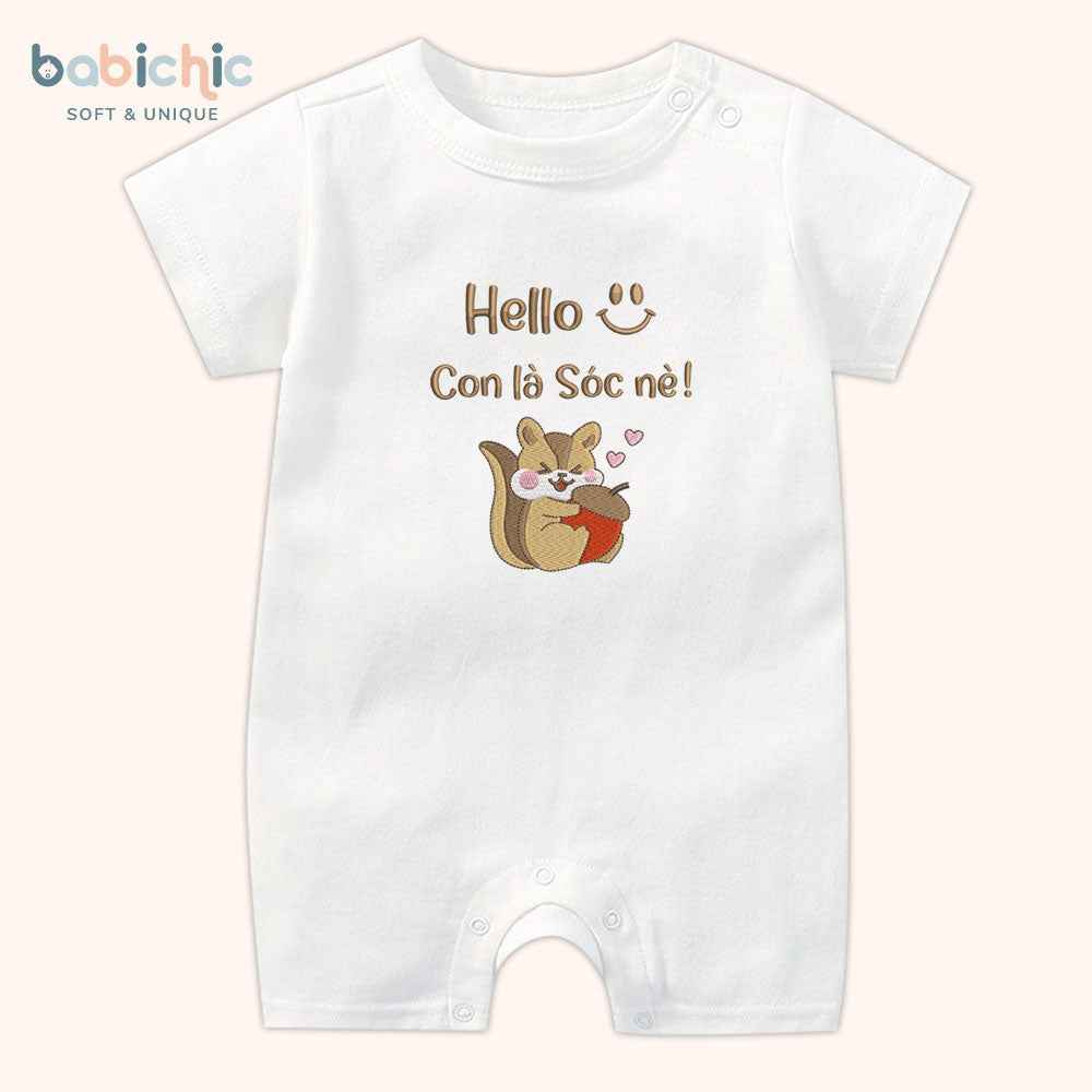 Set đồ sơ sinh thêu tên “Sóc” – Hình sóc dễ thương, tone nâu nhạt – Quà đầy tháng bé trai cá nhân hóa