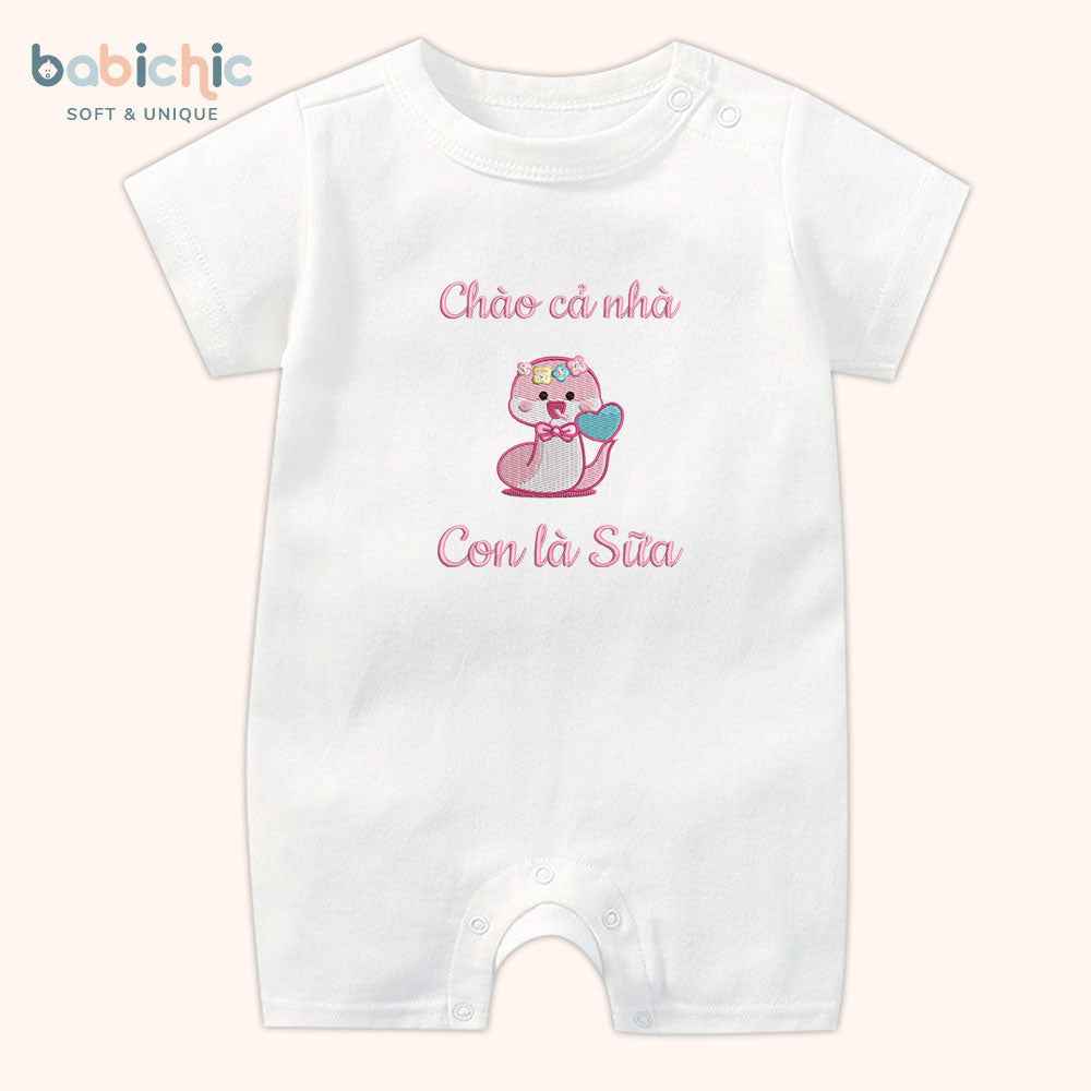 Set đồ đầy tháng bé gái thêu rắn hồng “Con là Sữa” – Tông pastel cá nhân hóa dễ thương