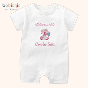 Set đồ đầy tháng bé gái thêu rắn hồng “Con là Sữa” – Tông pastel cá nhân hóa dễ thương