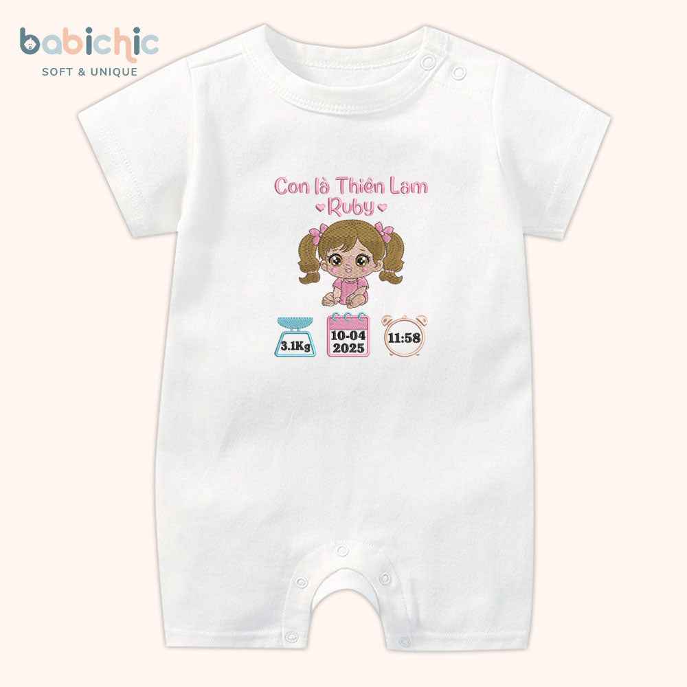 Set đầy tháng bé gái thêu tên Ruby & hình bé Thiên Lam – Quà sơ sinh cá nhân hóa dễ thương