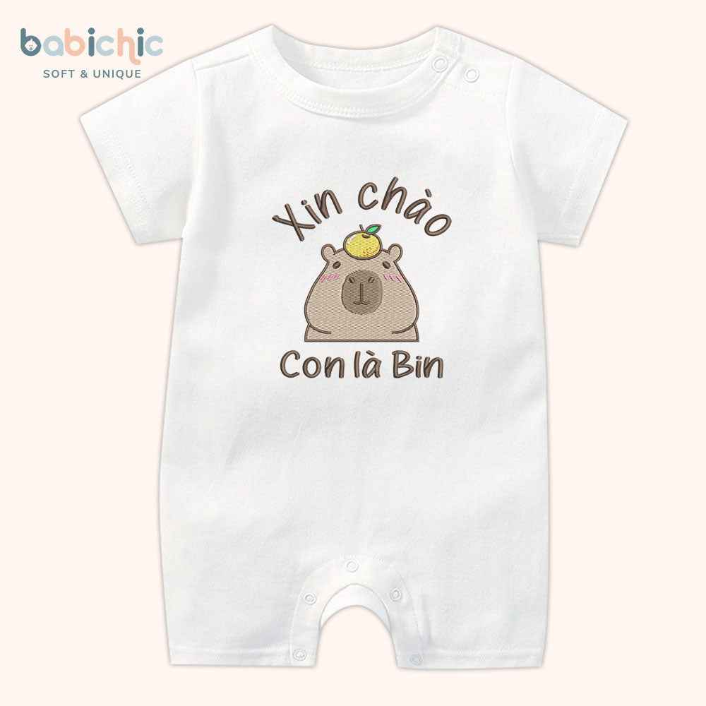 Bodysuit cá nhân hóa bé trai mặc đầy tháng – Thêu tên “Con là Bin”, hình Capybara dễ thương