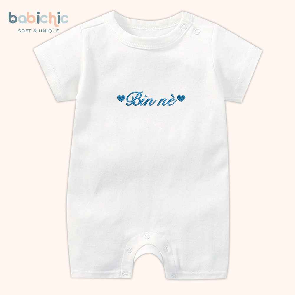 Set đồ sơ sinh thêu tên “Bin nè” – Thiết kế tối giản cá nhân hóa, tone xanh dương cho bé trai