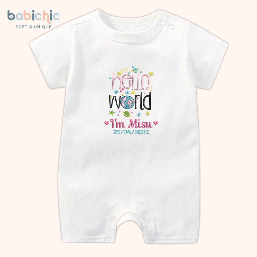 Set đầy tháng bé gái thêu Hello World & tên Misu – Thiết kế kỷ niệm sinh nhật đầu tiên siêu yêu